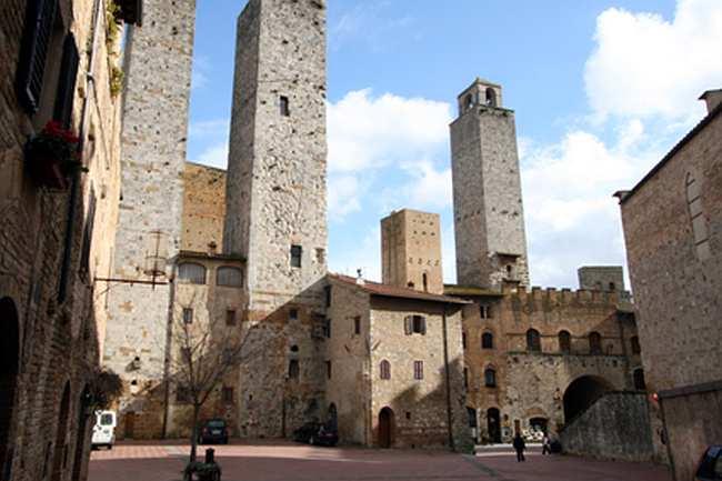 Festa della Toscana, Piazza delle Erbe a San Gimignano intitolata al diri... http://www.sienafree.it/san-gimignano/76938-festa-della-toscana-piazz... 1 di 3 30/11/2015 9.