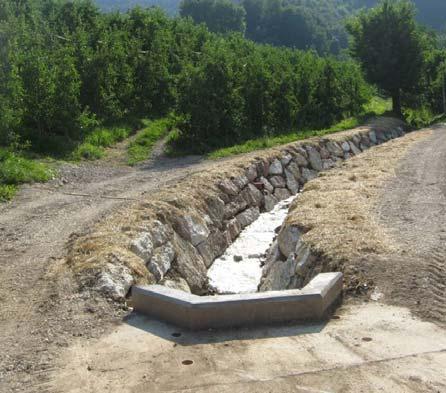 Inoltre, dove il rio si trova a quota molto inferiore rispetto alla strada, in sponda sinistra, è stato costruito un muro di