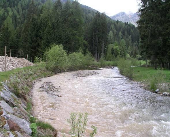 rilevato arginale a protezione del campeggio.