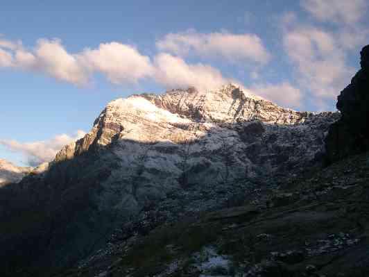 Elia mi dice che coi clienti di solito sale per ghiacciaio dalla Forcola dal Chaputschin, intaglio a O del Passo Tremogge.