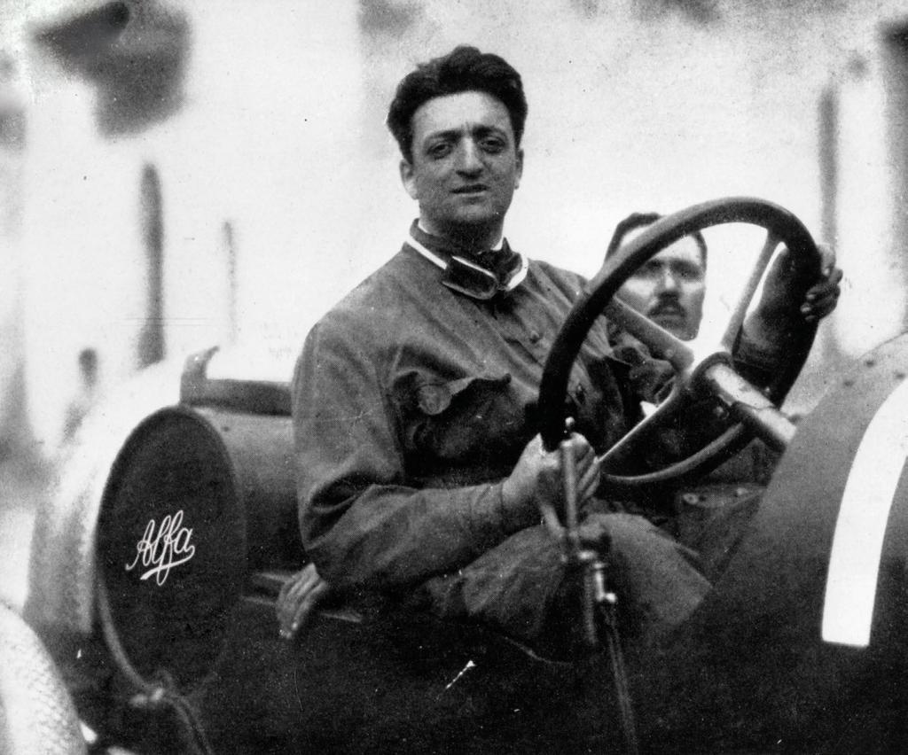 Enzo Ferrari vive una carriera leggendaria che si intreccia profondamente con Alfa Romeo: entrato in sordina, diventa in poco tempo pilota, concessionario per Emilia Romagna e Marche e uomo molto