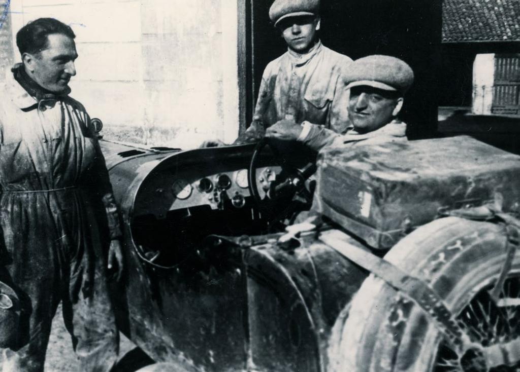 ma anche il settore vendite. Il debutto in gara è alla Mille Miglia del 1930, gara dominata dalla squadra ufficiale Alfa Romeo e da un indiavolato Tazio Nuvolari.