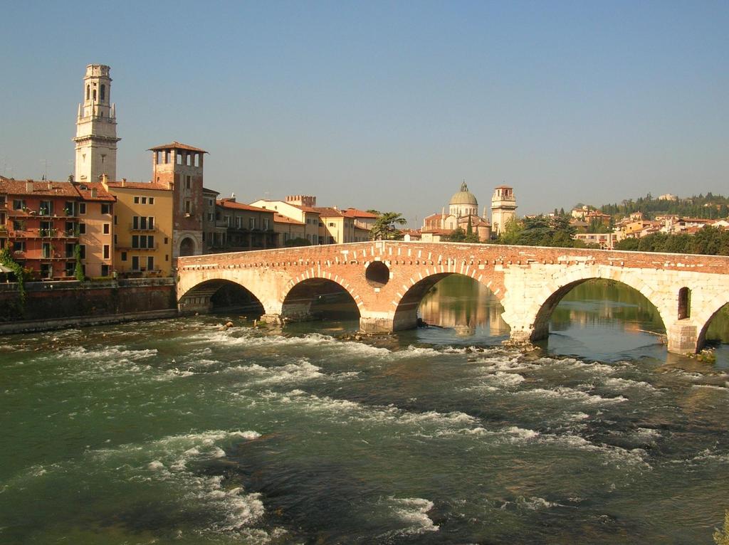 PONTE PIETRA Il ponte Pietra è un ponte costruito sul fiume Adige, l'unico rimasto di epoca romana.