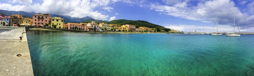 E il più piccolo comune della Toscana, ma in estate diventa uno dei maggiori centri balneari dell arcipelago toscano.