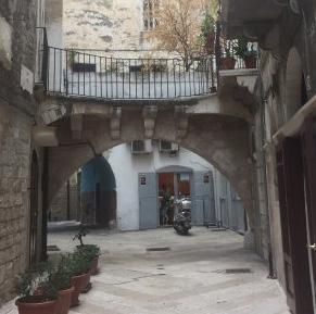 visitatore al percorso nel centro storico barese, tra banchi di orecchiette che asciugano al sole e scorci architettonici caratteristici. 350 mt Giardini di Corso Vittorio Emanuele II.