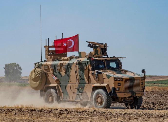 Dopo alcuni pattugliamenti congiunti del confine turco-siriano attuati dalle truppe di Ankara e statunitensi il ministro degli Esteri turco, Mevlut