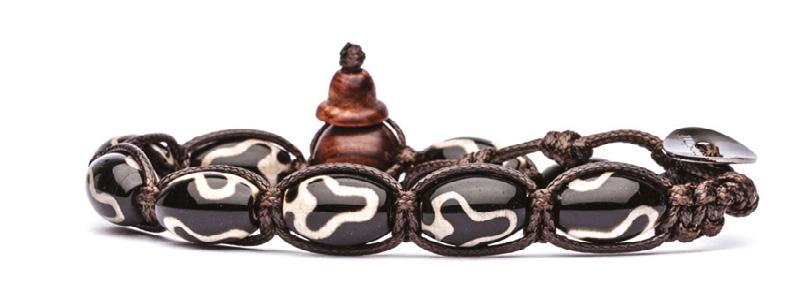 TAMASHII BKRA SHI Amuleti realizzati con onice trattato con antiche tecniche per creare simboli ispirati alla più antica tradizione buddhista, il Nyingmapa (rñin-ma-pa: Lignaggio degli Antichi ).