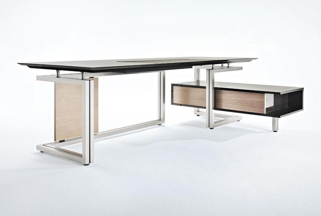 Scrivania Vara, il piano laccato con sottomano in pelle appoggia su una geometrica struttura di sostegno in alluminio, finitura nichel satinato Vara desk, the lacquered top with leather desk pad lies