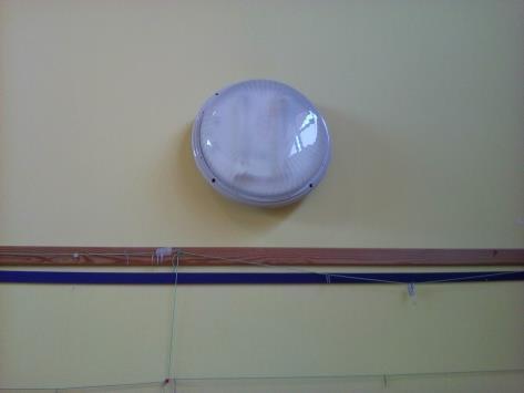 ambienti, con plafoniere a soffitto dotate di 4 tubi a fluorescenza da 18W o con applique a parete equipaggiate di lampade fluorescenti compatte.