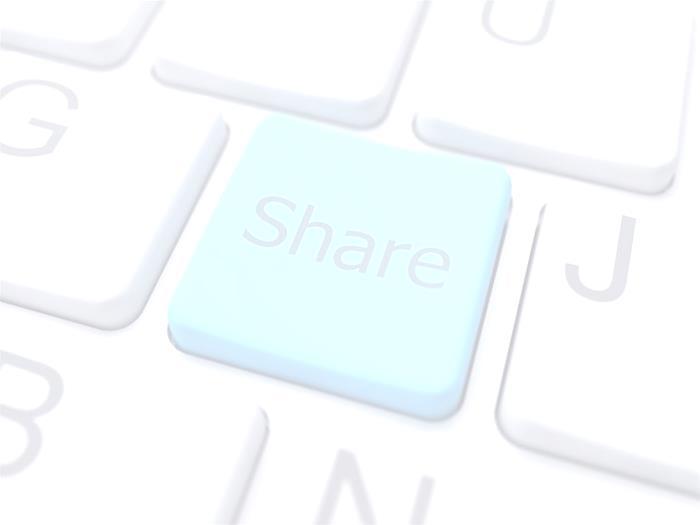 Social Network: Vantaggi e Svantaggi Quali contenuti posta/condivide maggiormente*?