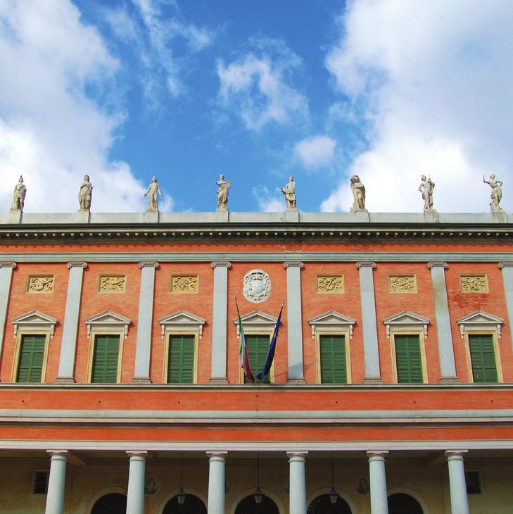 9 TEATRO MUNICIPALE ROMOLO VALLI Teatro Municipale Romolo Valli. Un maestoso complesso circondato dai giardini pubblici e che caratterizza il centro cittadino.
