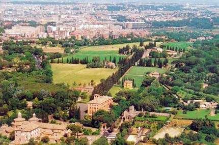 Al centro della foto la sede del VIS, in via Appia Antica 126 a Roma, situata nello splendido