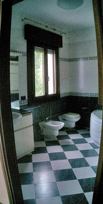 26 27 26-27 vista interna del vano bagno principale con vasca (bagno in