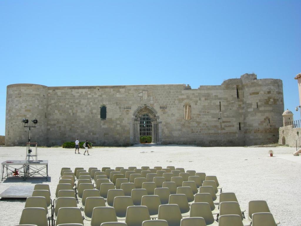 Nel corso del XV secolo il castello decadde da residenza reginale a costruzione militare e per quasi tutto il secolo il castello venne adibito a prigione.