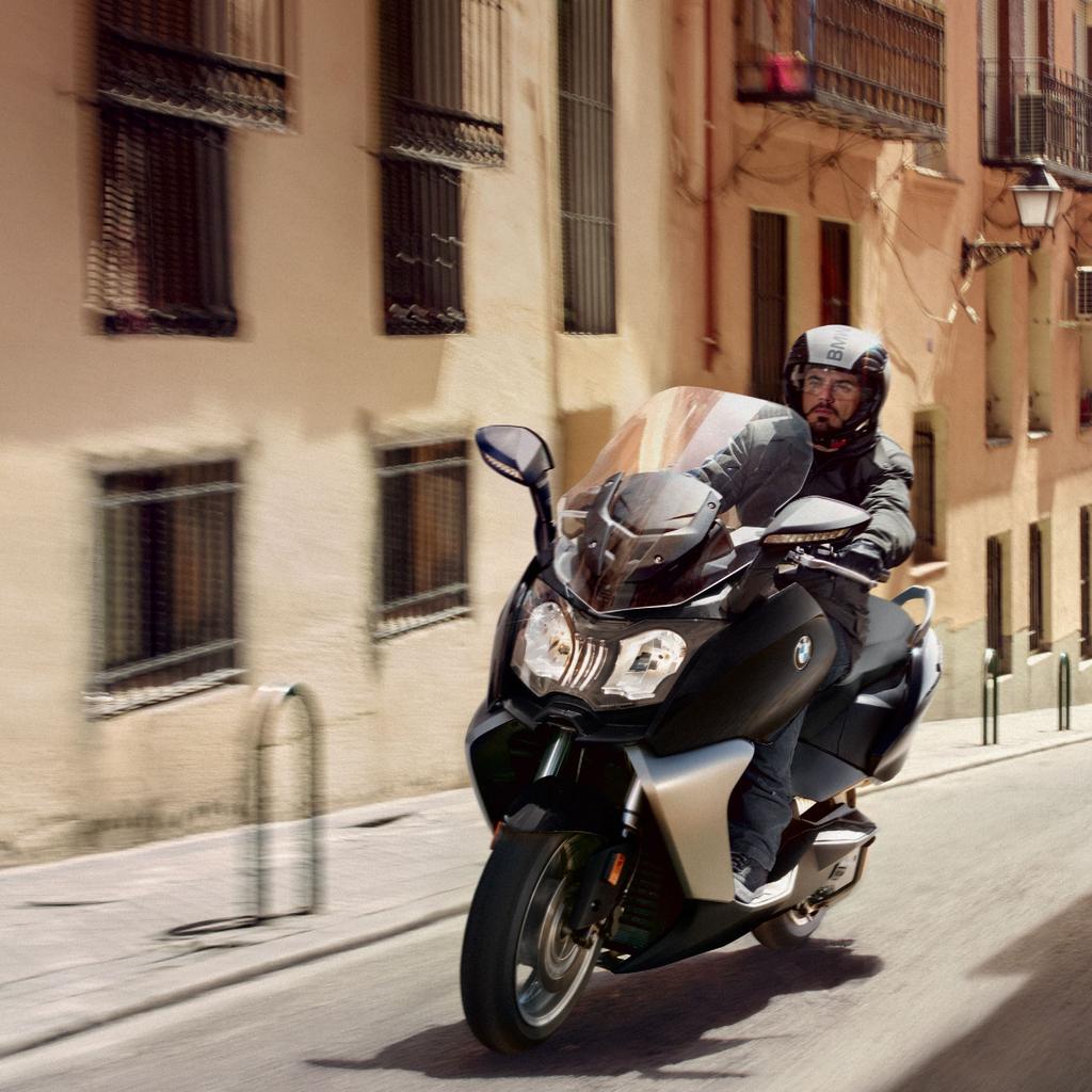 LA BMW C 650 GT. PIÙ COPPIA AL GIORNO. La città non basta. Grazie alla sua dotazione completa, il maxi-scooter BMW C 650 GT trasforma in purissimo piacere anche le gite più lunghe.