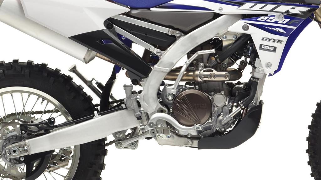 Cilindro rovesciato con aspirazione rettilinea L'evoluto motore di WR250F è progettato con le tecnologie più avanzate del mondo enduro, come il cilindro inclinato all'indietro e lo