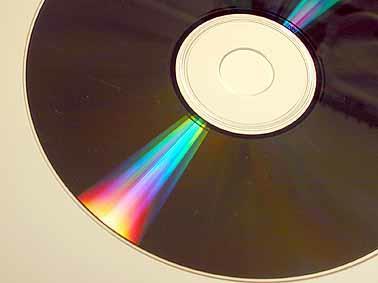Digitale Su un compact disc il suono è memorizzato in formato digitale: l'andamento della pressione sonora è misurato (campionato) ad intervalli regolari e il valore è descritto da una sequenza di 16