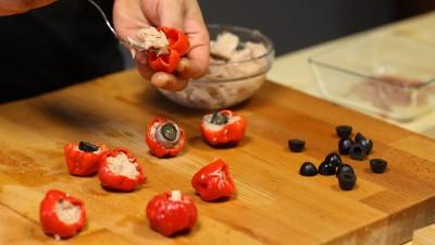 Trasferite i peperoncini in un barattolo in vetro a chiusura ermetica precedentemente sterilizzato via via che li preparate.