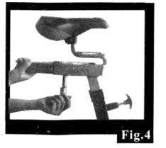 fig. 5 si regola verticalmente il manubrio.