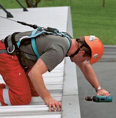 Piattaforme di lavoro fisse con parapetto Per gli interventi regolari è necessario utilizzare una piattaforma fissa dotata di parapetto e scala di accesso.