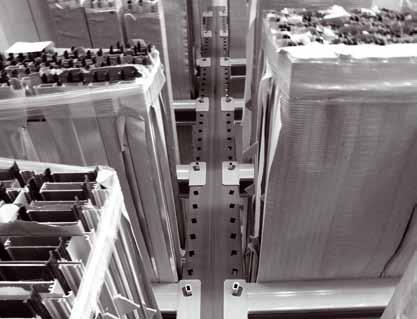 1 Le scaffalature Cantilever sono un sistema modulare autoportante utilizzato generalmente per lo stivaggio di barre, profilati, lamiere, pannelli e profili in legno e altri materiali in cui una