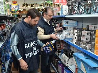 L attività di contrasto della Guardia di Finanza, si è svolta, essenzialmente, in specifiche attività investigative, nonché nel contesto del controllo degli esercizi commerciali, dei depositi di