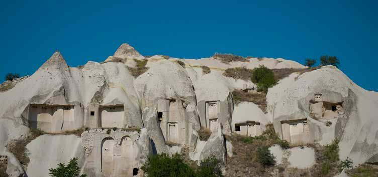 le sue chiese rupestri affrescate, la Cittadella di Uchisar e la Valle di Guvercinlik. Pranzo in ristorante turistico.