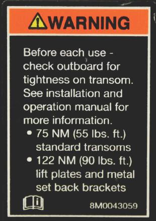 INSTALLAZIONE DEL FUORIBORDO Un'etichett, presente sul supporto dello specchio di popp, ricord l proprietrio di controllre i dispositivi di