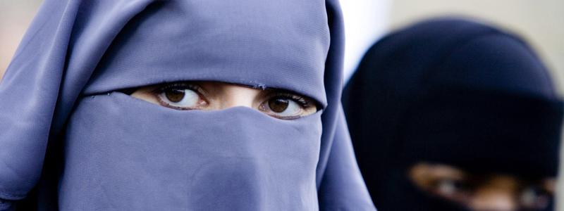 Anche il niqab è vietato La legge belga che vieta di indossare il niqab islamico nei luoghi pubblici è legittima e non viola i diritti umani.