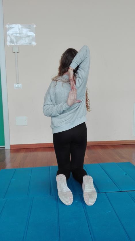 esercizio 5 - in ginocchio o in piedi, unire le mani dietro la schiena, rimanendo eretti con schiena e busto - mantenere la posizione