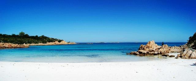 CLUB ESSE CALA BITTA *** - Baia Sardinia - Sardegna Il CALA BITTA e il primo Club Esse della Costa Smeralda e riesce perfettamente a conciliare l informalita della formula club con la mondanita