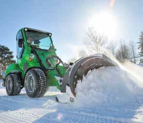 In inverno, la rimozione della neve può essere eseguita non solo con una pala, ma anche con una lama da neve, lama vomero, spazzola neve o addirittura una turbina neve.