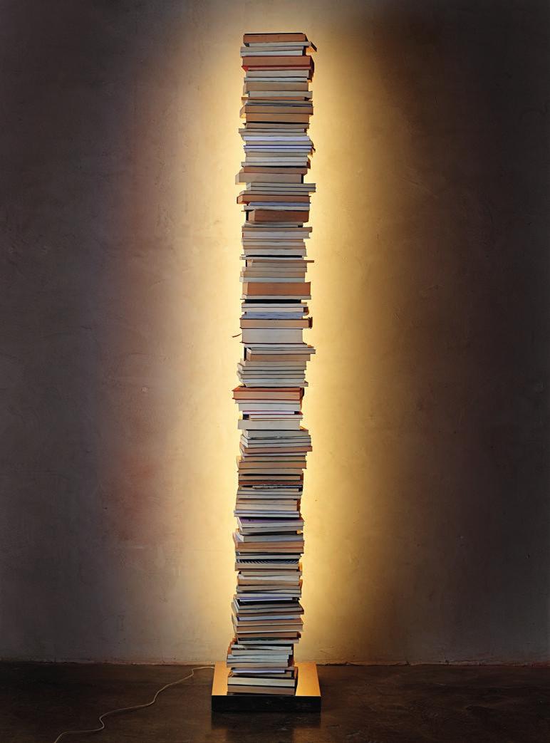 In occasione del 10 anniversario del Compasso d Oro, la celebre libreria si illumina! On the 10th anniversary of the Compasso d oro, the famous bookshelf gets lightened!