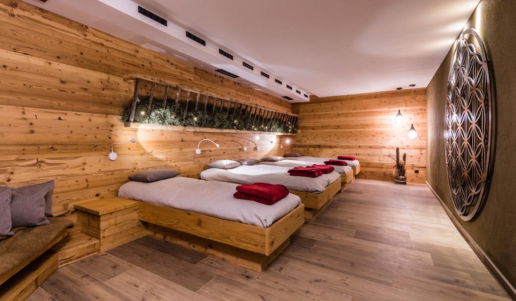 WELLNESS UND RUHE WELLNESS E RIPOSO WELLNESS entspannen Sie in unserer neuen BergWellness mit Blumen-Kräuter Sauna, Dampfbad, Ruhe