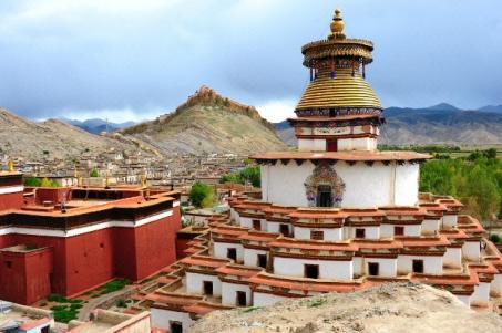 È la sede ufficiale del Panchen Lama, che risiede nel monastero di Tashilumpo, fondato nel 1447.