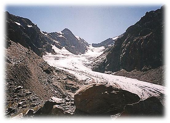 Le due strutture sono poste a distanza relativamente ravvicinata, al termine della piana nella quale scorre il torrente Ventina, prima dell ultimo salto che lo porta a confluire nel Mallero.