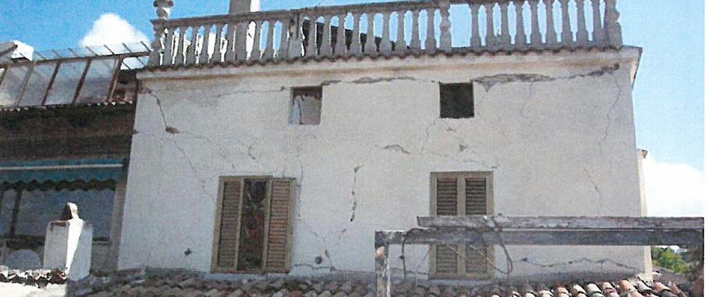 Principali interventi a seguito degli eventi sismici del 6 aprile 2009 in Abruzzo, aggiornati al 2015 La torretta prima dell intervento. Ricostruzione della torretta.