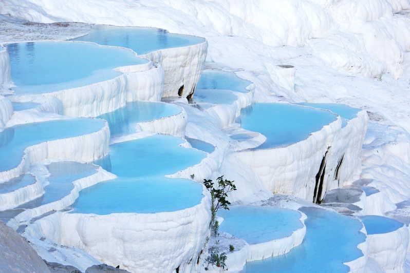 9 Giorno: 25 Aprile 2020 Pamukkale Efeso - Izmir Prima colazione in hotel. Partenza per Efeso, la Terra Santa ed il più importante centro romano di tutta l Asia Minore.