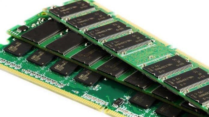 Hardware - RAM (Random Access Memory) È una memoria ad accesso casuale, volatile, cioè perde il suo contenuto nel