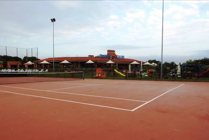 dispone di un campo da tennis