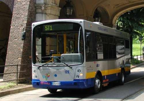 2003 - LA NASCITA DELLE LINEE STAR L AUTOBUS ELETTRICO: UNA RISPOSTA LIMITATA MA EFFICACE PER I CENTRI STORICI Gli autobus elettrici vengono utilizzati sulla linea STAR1 a partire dal 16 giugno 2003.
