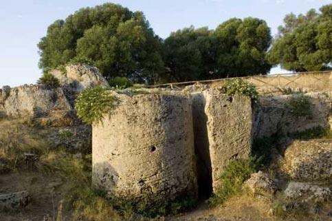 Pianta del tempio G Rocchi di colonna nelle cave di Cusa Il tempio G, insieme al tempio E e al tempio F sulla Collina Orientale, è uno dei più grandi del mondo greco.