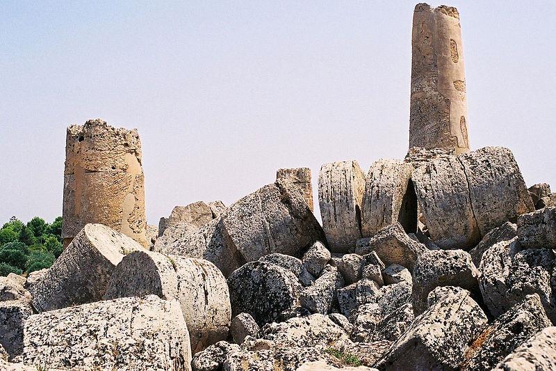 Il Tempio G, oggi completamente in rovina, fu eseguito a più riprese, subì un continuo processo di modificazione, in seguito al quale la facciata est ebbe