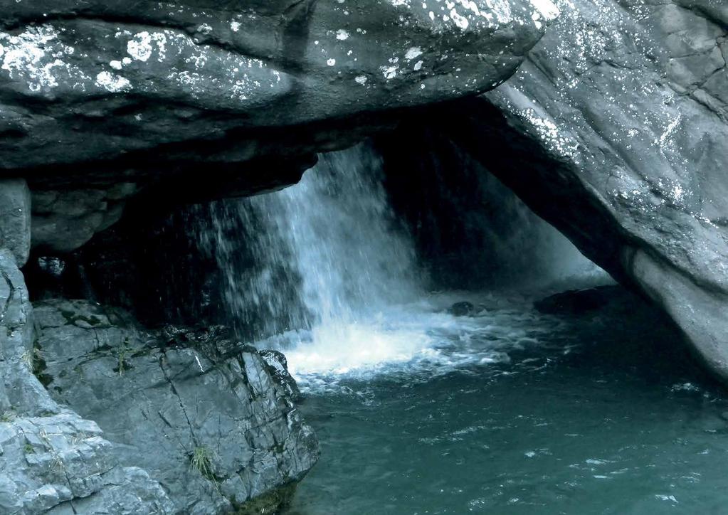 MANIVA, NATURALMENTE ALCALINA Nel cuore del Monte Maniva si cela un prezioso segreto: l Acqua