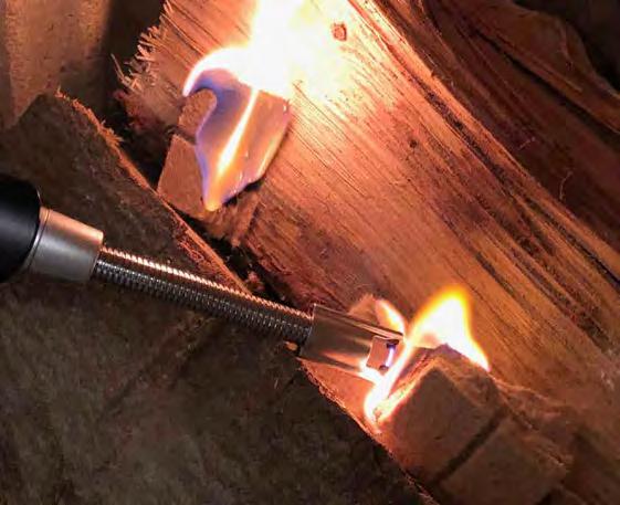 01 Accendino elettrico ricaricabile ad arco, ideale per accendere candele, fornelli a gas, caminetti e barbecue senza l'utilizzo di fiamme libere.