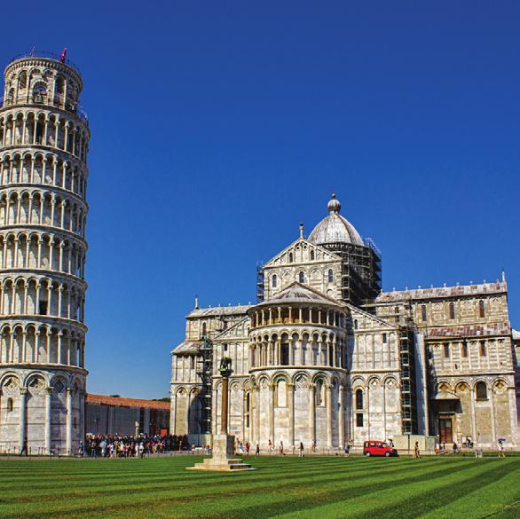 A sinistra della chiesa si trovano il campanile e il convento domenicano. TORRE DI PISA 700 mt Torre di Pisa.