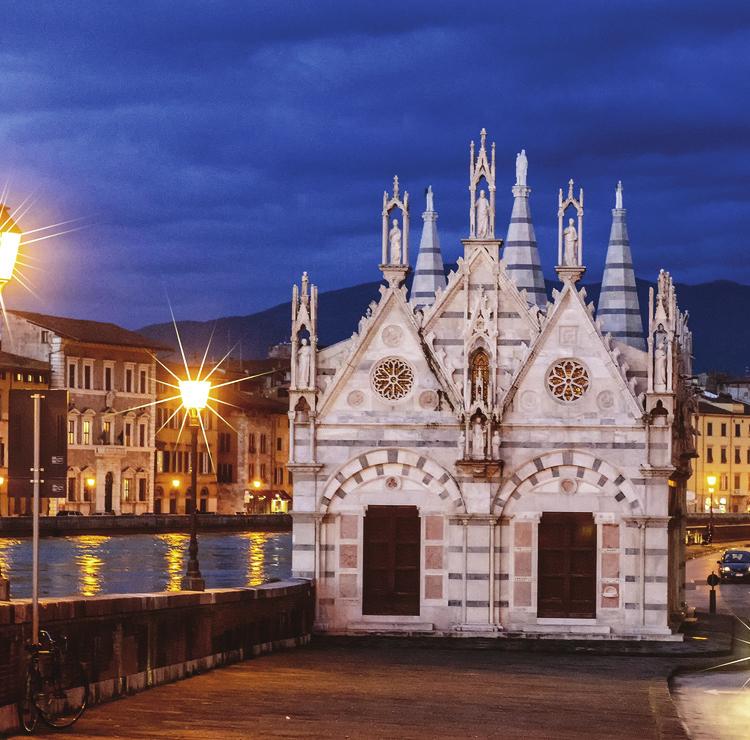 Un piccolo gioiello gotico che deve il suo nome alla reliquia di una spina della corona di Cristo che accolse nel 1333 (ora esposta nella Chiesa di Santa Chiara).