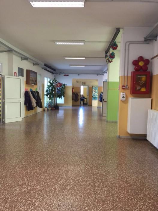 La scuola è composta al piano superiore da otto classi tutte dotate di LIM, un ampio atrio dove gli alunni trascorrono a turno l intervallo in caso di maltempo, la bidelleria, l infermeria-auletta