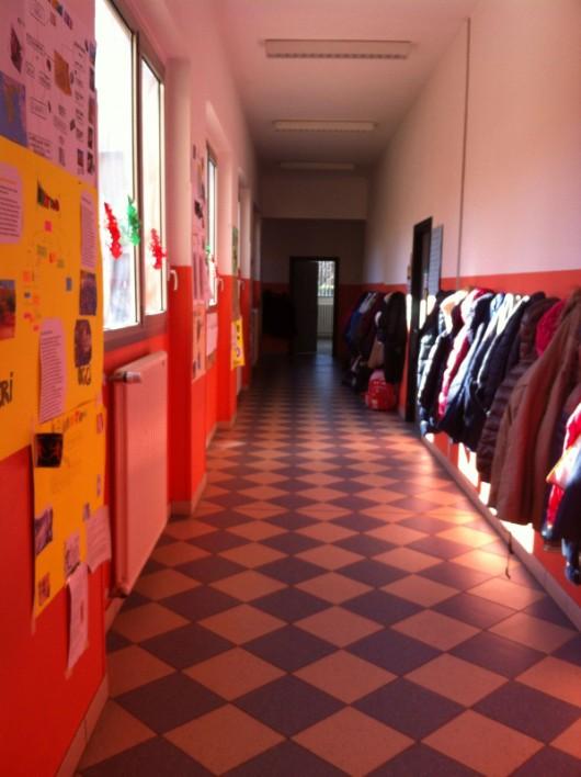 Ampi spazi esterni adiacenti e limitrofi alla scuola, permettono agli alunni di trascorrere l'intervallo all aperto.