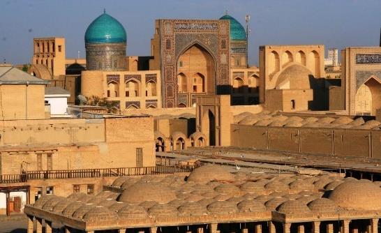 Fonte di Giobbe, la Moschea di Bolo Havuz con le sue splendide 20 colonne, la cittadella Ark che era l antica residenza degli Emiri di Bukhara, e il complesso Poi Kalyan, che include la madrassa Miri